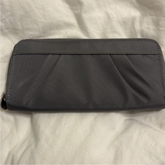 New Gray Women's Travelon Wallet Purple inside
Never Used Perfect Condition - Picture 8 of 8